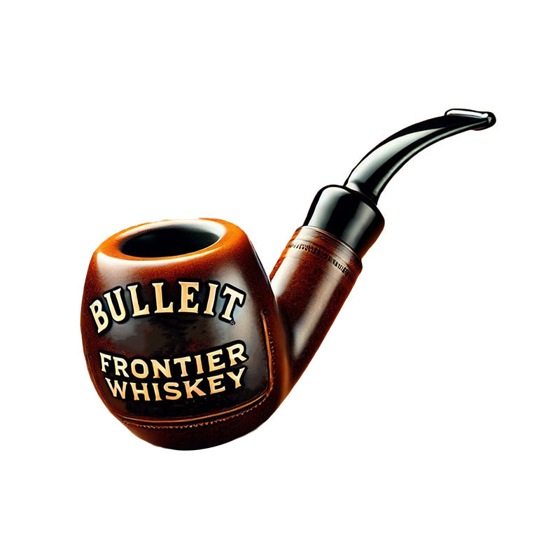 Ruda pypkė su juodu kandikliu, tekstūra lygi, užrašas „Bulleit Frontier Whiskey“.