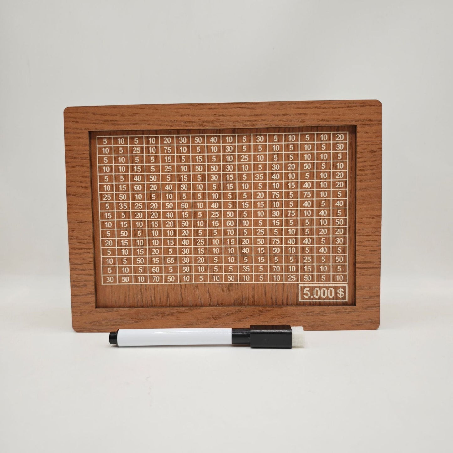 Medinis skaičiavimo lentelės rėmas, šviesiai rudos spalvos, su balta rašikliu.