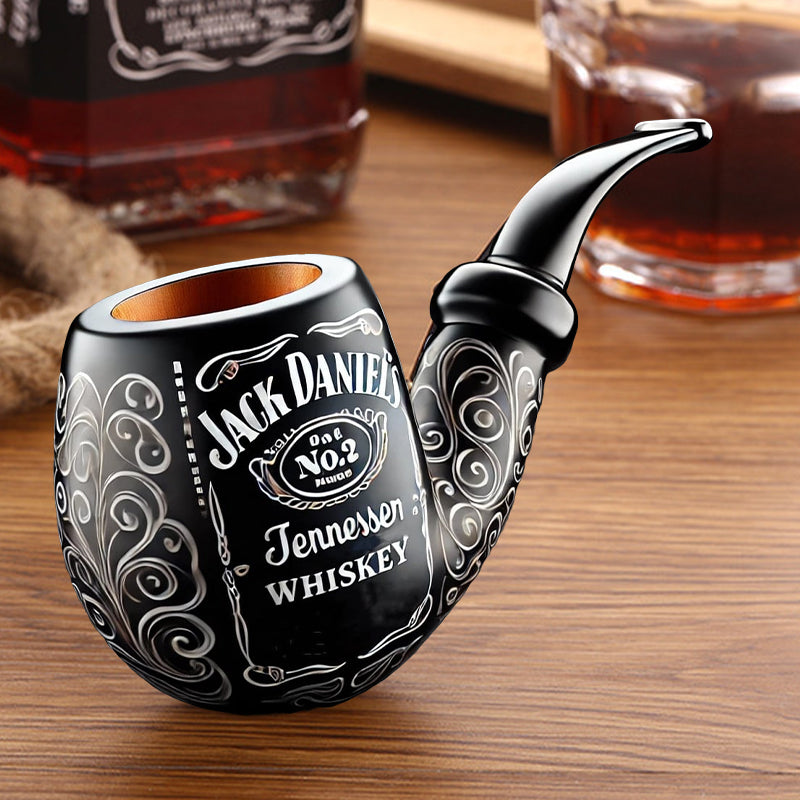 Juodas pypkės formos puodelis su baltais raštais ir Jack Daniel's logotipu.