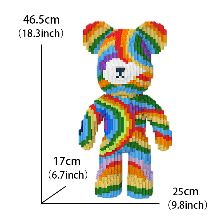 Spalvotas meškiukas iš blokelių, vaivorykštės raštas, matmenys: 46,5 cm aukštis, 25 cm plotis.