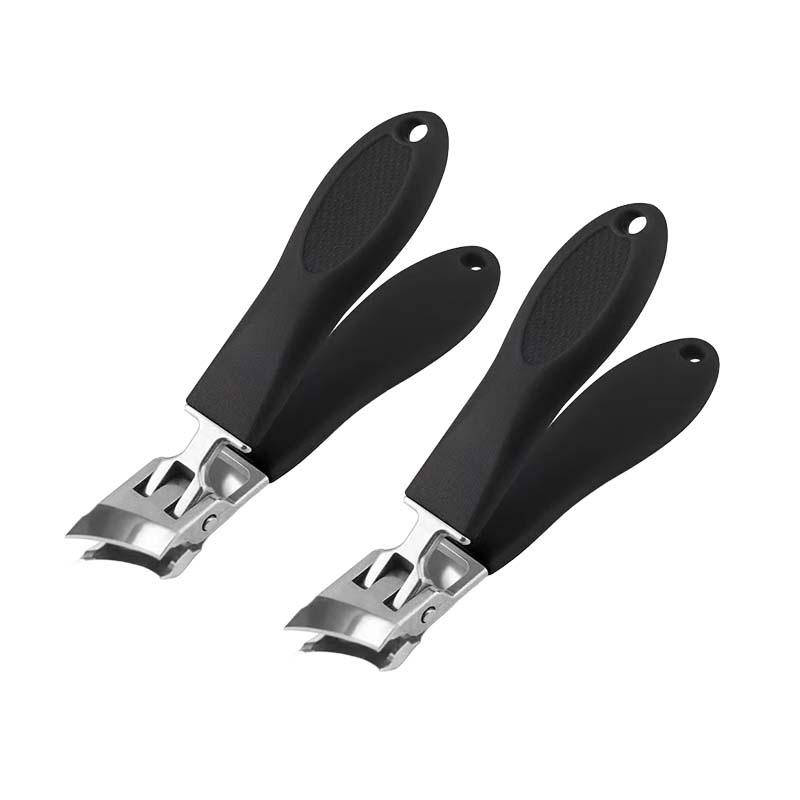Du juodi nagų kirpimo įrankiai su metaliniais ašmenimis, ergonomiška rankena.