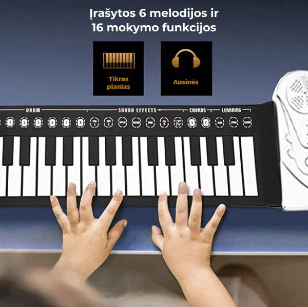Juodas pianinas su baltomis klavišais, vaikų rankos groja melodijas.
