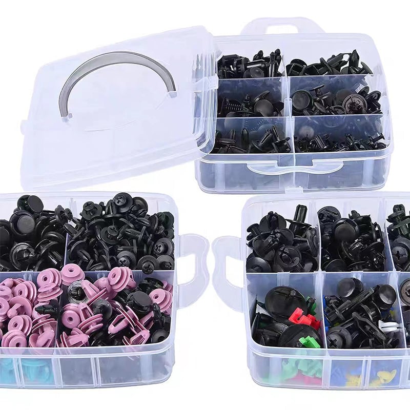 Trys skaidrūs plastikiniai dėklai su įvairiaspalviais plastikiniais tvirtinimo elementais, skirtingų formų ir tekstūrų.
