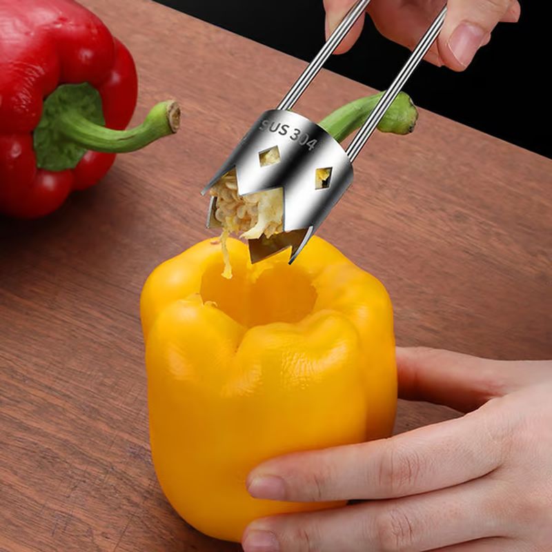 Geltona paprikos forma, lygi tekstūra, šalia raudona paprika, metalinis įrankis pašalina sėklas.