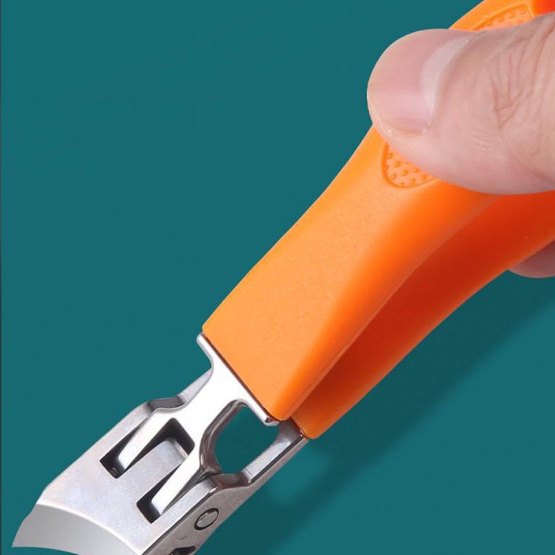 Oranžinis nagų kirpimo įrankis su metaline galvute, laikomas rankoje.