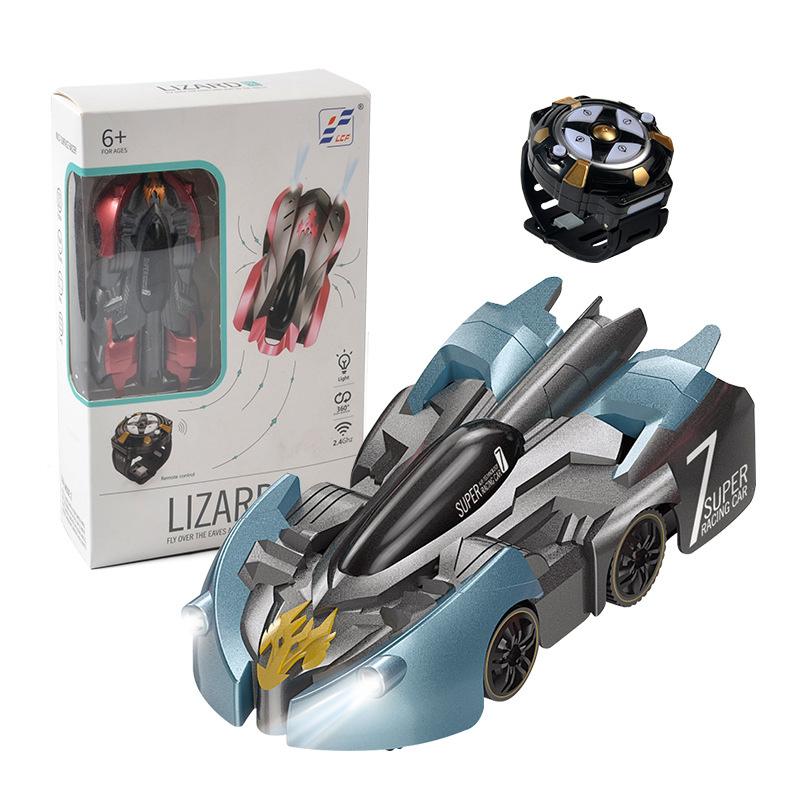 Žaislinis automobilis, sidabrinis ir juodas, lygus paviršius, su nuotolinio valdymo pultu.