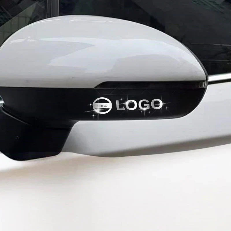 Baltas automobilio šoninis veidrodėlis su juodu pagrindu ir blizgančiu logotipu.
