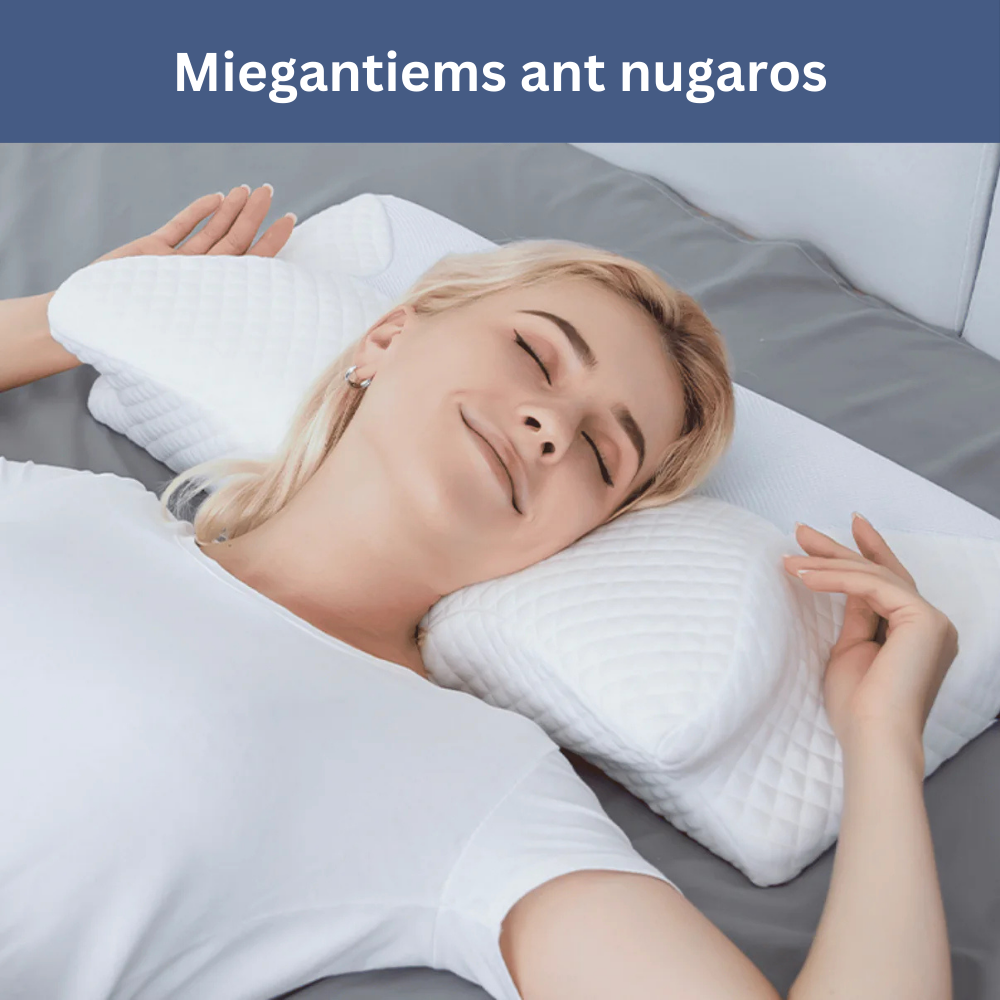 Moteris guli ant balto, tekstūruoto pagalvės, pilkoje patalynėje.