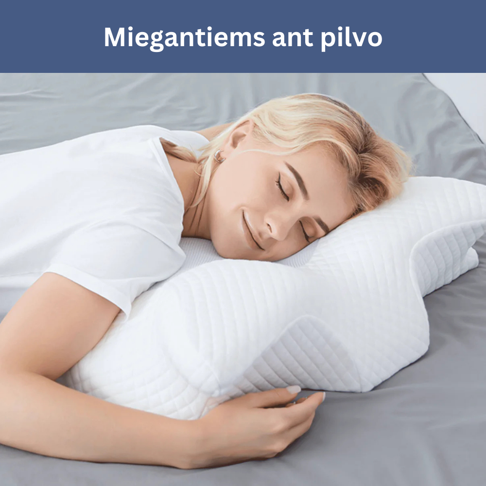 Moteris miega ant balto, banguoto, tekstūruoto pagalvės, pilkoje patalynėje.