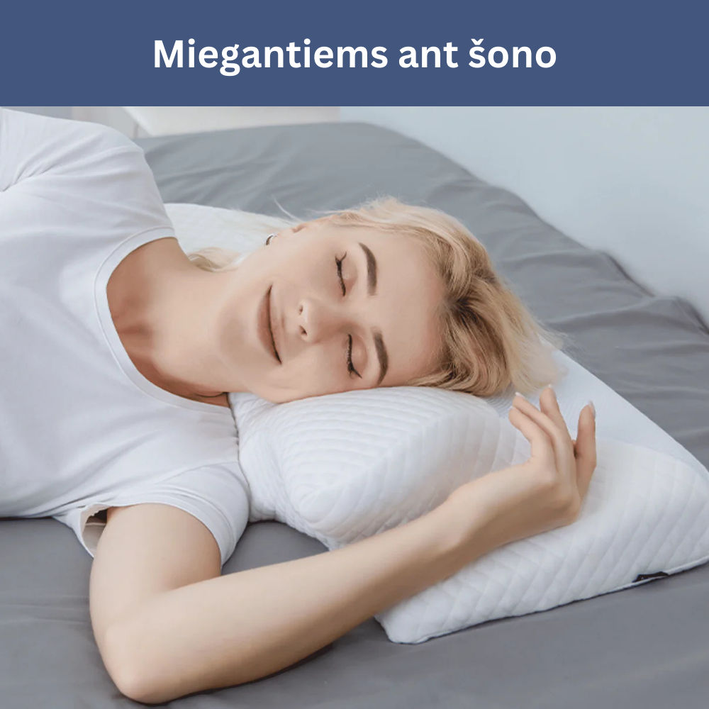 Moteris miega ant balto, banguoto paviršiaus pagalvės, pilkoje patalynėje.