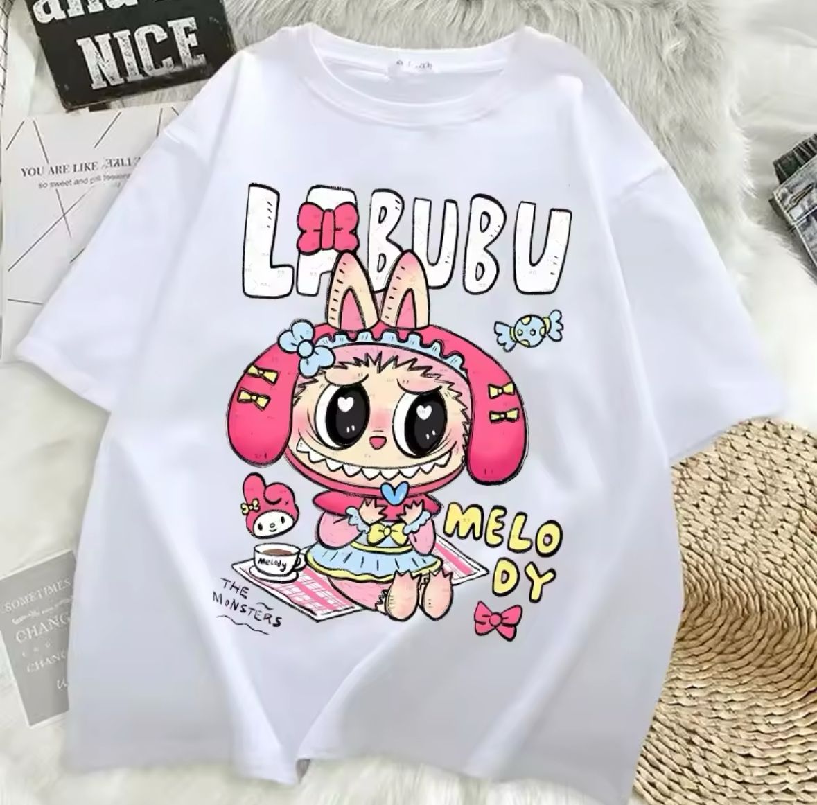 Balti medvilniniai marškinėliai, lygus audinys, rožinė Labubu lėlė piešinys