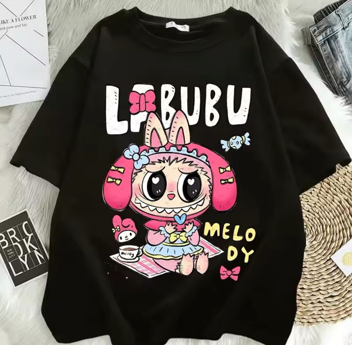 Juodi marškinėliai su apvaliu kaklu, minkšta medvilnė, ryški rožinė Labubu lėlė