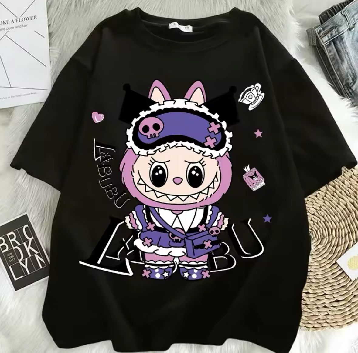 Juoda marškinėliai su apvalia rožine‑violetine Labubu lėlė grafika, lygi, matinė medžiaga