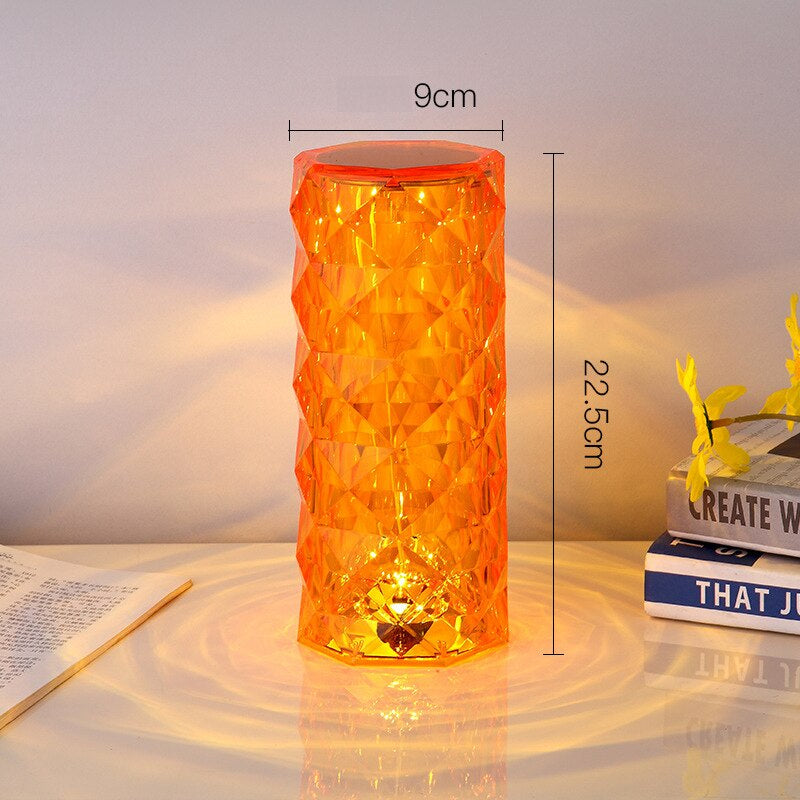 Oranžinė, šešiakampė lempa su briaunotu paviršiumi, 22,5 cm aukščio.