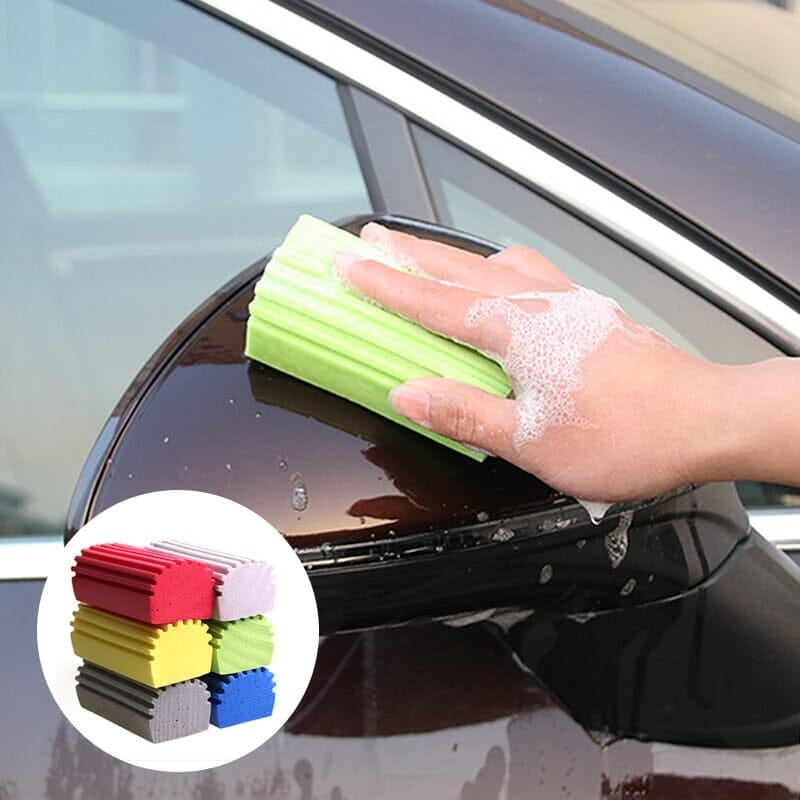 Žalias kempinės blokas, banguotas paviršius, plaunantis automobilio veidrodį.