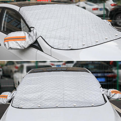Sidabrinis uždangalas uždengia automobilio priekinį stiklą ir šoninius veidrodėlius.