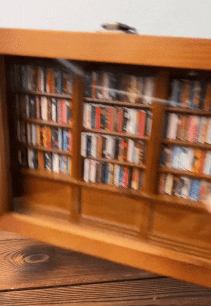 Antistresinė knygų dėliojimo lentyna iš šono