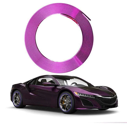 Violetinė ratlankių juostelė prie sportinio automobilio