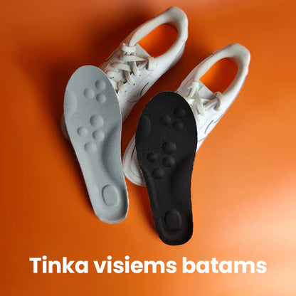 Pilkas ir juodas vidpadžiai prieš baltus sportbačius oranžiniame fone
