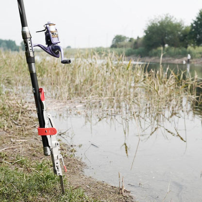 Meškerė pritvirtinta laikiklyje prie vandens