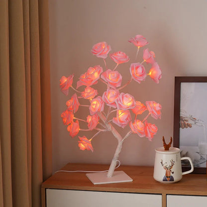 Dekoracinis LED medis - šviestuvas – rožinis LED medis prie užuolaidų