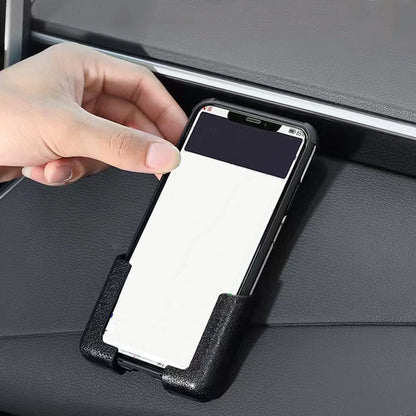 Ranka įstato telefoną į dviejų dalių laikiklį automobilyje