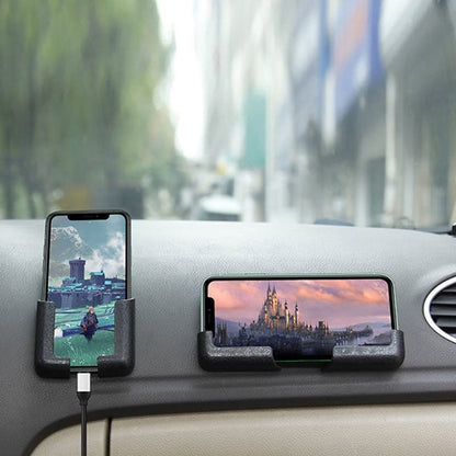 Du telefonai laikikliuose ant automobilio prietaisų skydelio