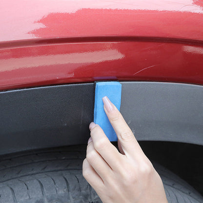 Automobilio plastiko atnaujinimo priemonė parodytas naudojimo metu