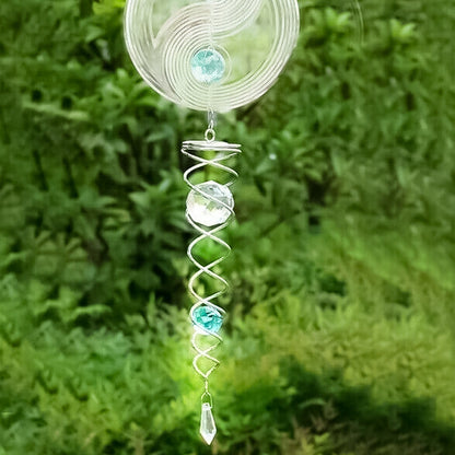 Spiralinis suktukas su mėlynu kristalu virš žolės