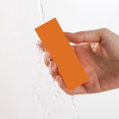 Oranžinis valymo trintukas skalaujamas vandeniu