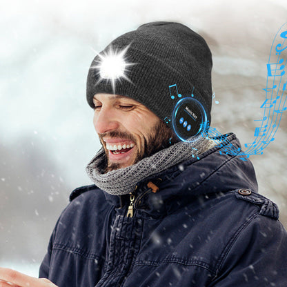 Bluetooth kepurė su LED žibintu – vyras su kepure ir ausinėmis