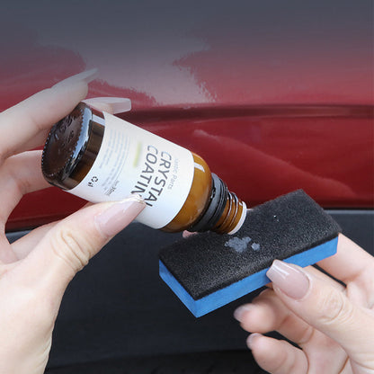 Automobilio plastiko atnaujinimo priemonė pateiktas baltame fone