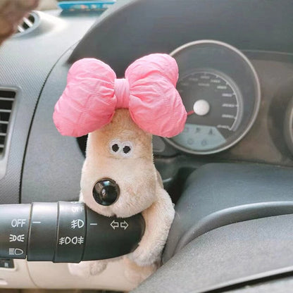 Šuniuko formos automobilio dekoracija parodytas stambiu planu