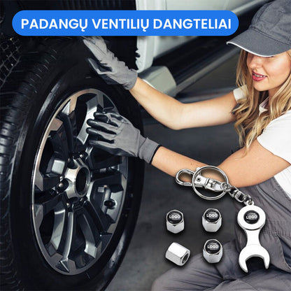 Keturi ventilių dangteliai ir montavimo raktelis prie automobilio rato