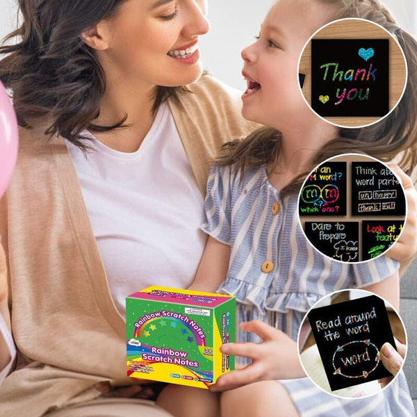 Mama ir vaikas su spalvotų įbrėžiamų piešinių rinkiniu