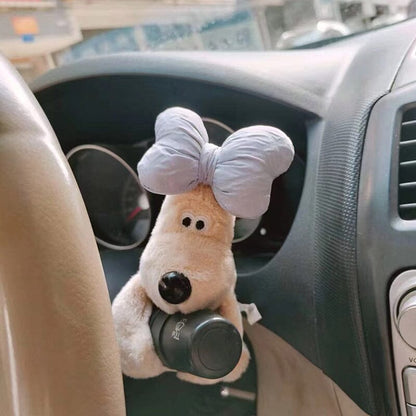 Šuniuko formos automobilio dekoracija parodytas ant medinio paviršiaus