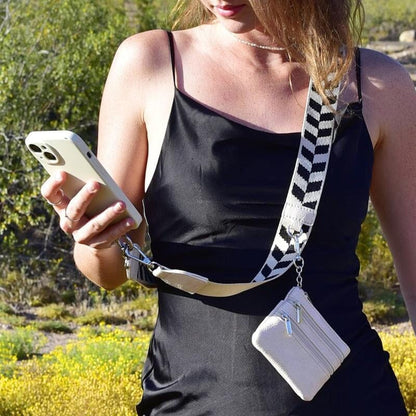 Telefono diržas su permatomu mini dėklu ant modelio