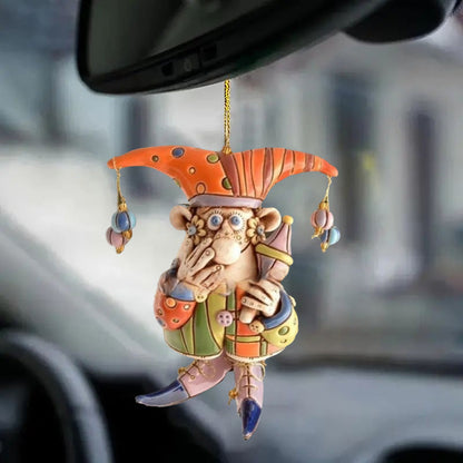 Oranžinis klouno vėjo varpelis pakabintas automobilyje