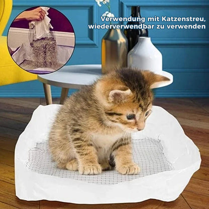 Katė sėdi ant maišu uždengto kraiko dėklo