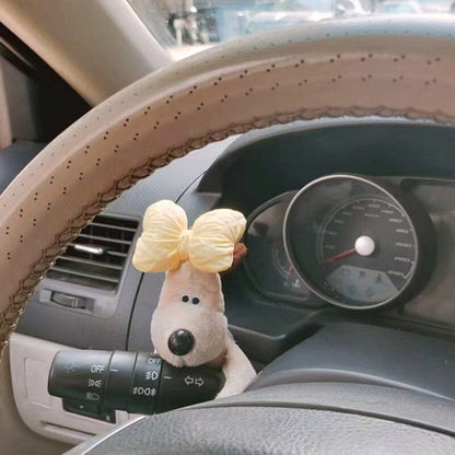 Šuniuko formos automobilio dekoracija parodytas naudojimo metu