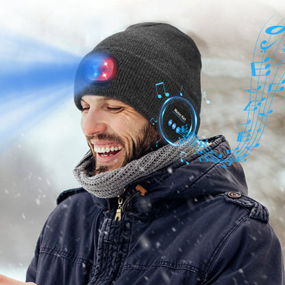 Bluetooth kepurė su LED žibintu – juoda kepurė žiemos fone