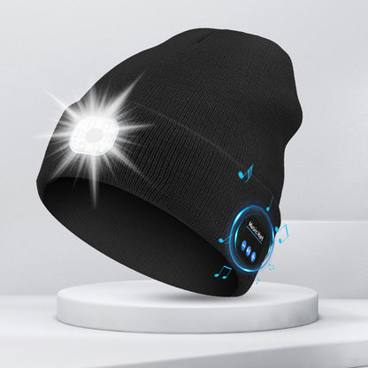Bluetooth kepurė su LED žibintu – juoda kepurė ant balto fono