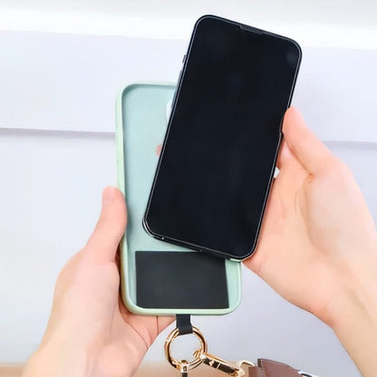 Telefonas dedamas ant skaidraus tvirtinimo įdėklo