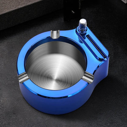 Mėlynos spalvos metalinė peleninė juodame fone