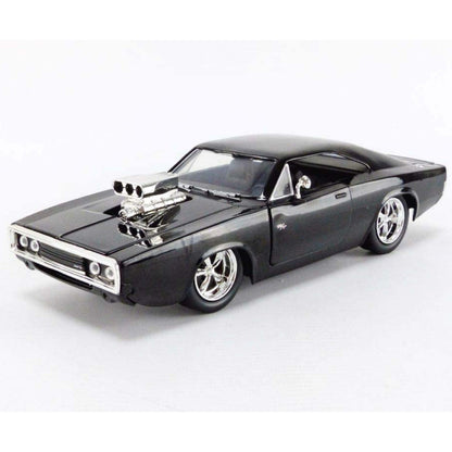 Juodas žaislinis Dodge Charger automobilis iš viršutinio priekinio kampo.