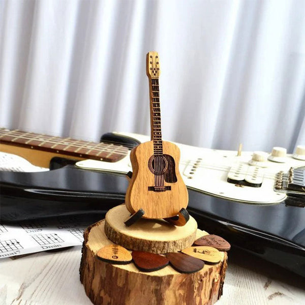 Medinis gitaros formos mediatorių dėklas ant kelmo