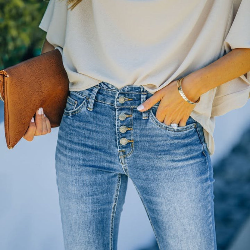 Platėjantys džinsai moterims