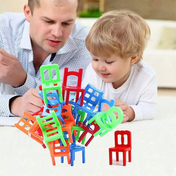 tėtis su vaiku stato spalvotų kėdžių bokštą
