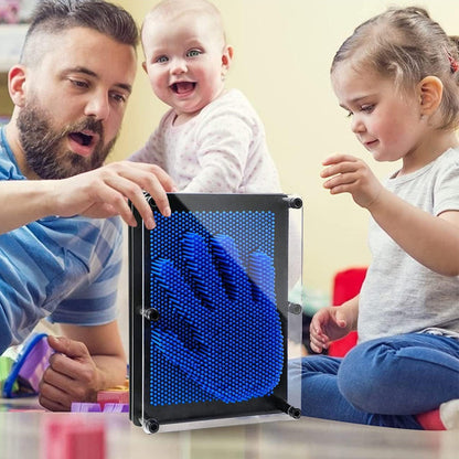 Šeima apžiūri mėlyną veido atspaudą 3D smeigtukų lentoje