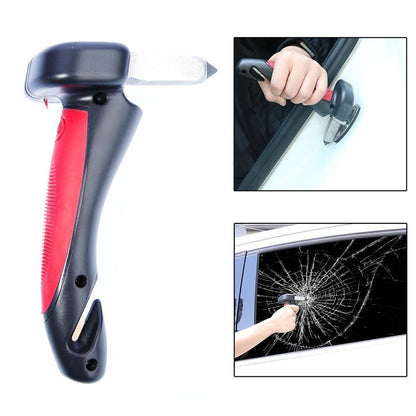 Juoda ir raudona automobilio rankena laikoma rankoje